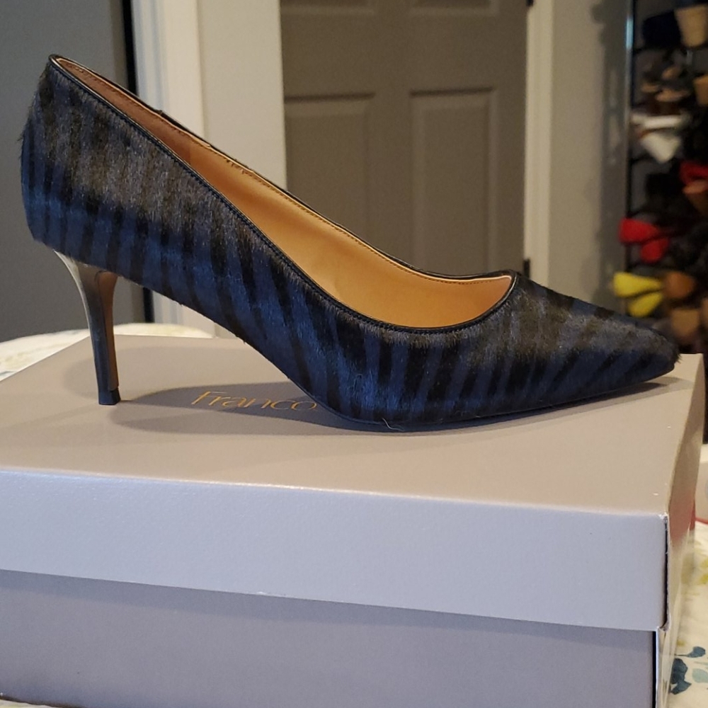 Zebra stripped Pumps